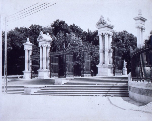 Puerta de Espaa en el Retiro