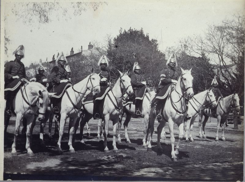 Guardias a caballo esperando para desfilar