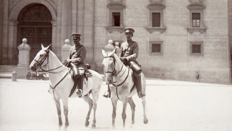 Dos policías municipales a caballo