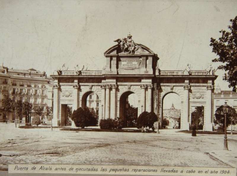 Puerta de Alcalá antes de las reparaciones de 1904