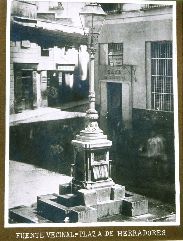 Fuente vecinal de la plaza de Herradores