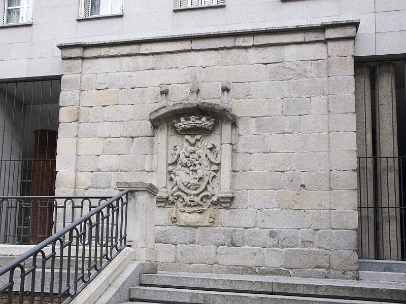 Escudo de Madrid en piedra calle Segovia