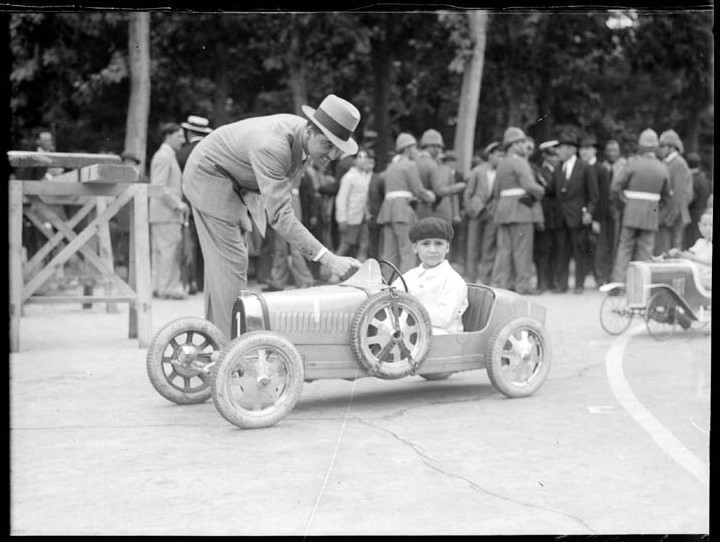 Participante en una carrera de coches infantil en el Retiro