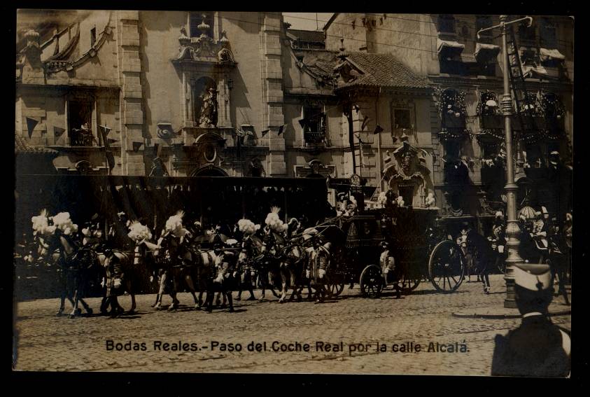 Boda de D. Alfonso XIII. Paso del coche real por la calle de Alcalá