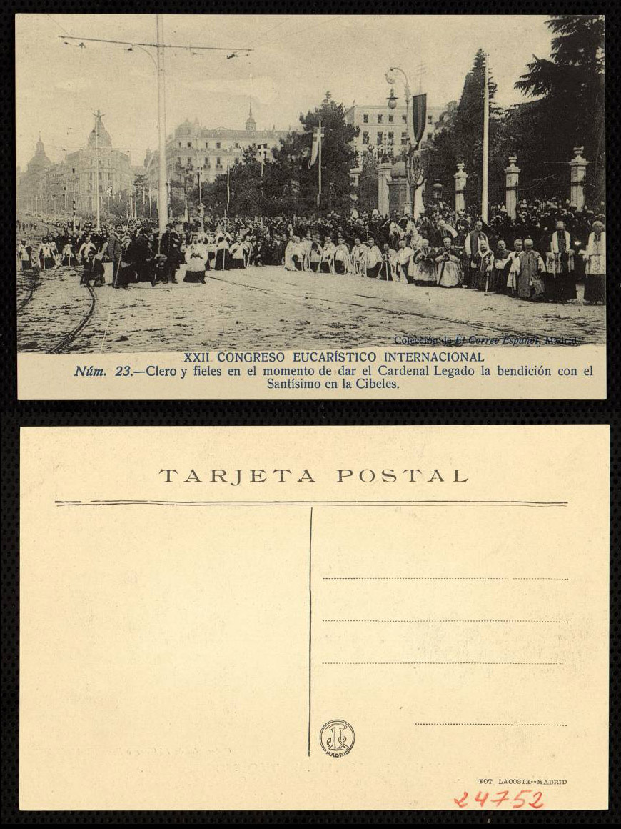 XXII Congreso Eucarstico. Clero y fieles en el momento de dar el cardenal Legado la bendicin con el Santsimo en la Cibeles