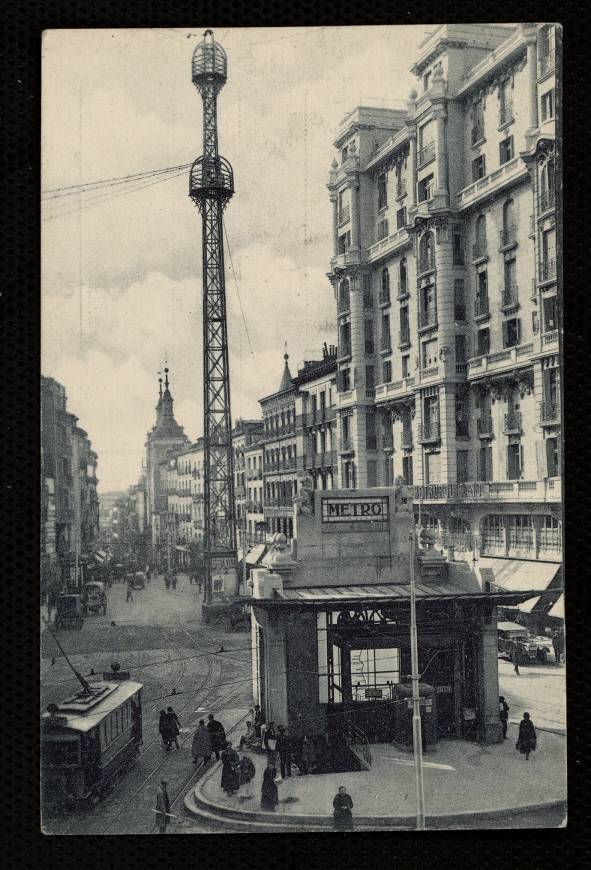 Calle de la Montera (con el templete de la estacin de metro de la Red de San Luis)