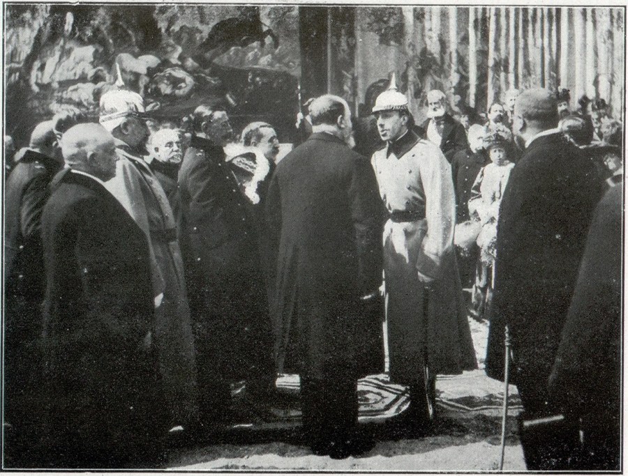 Alfonso XIII hablando con Martín Albert Silver durante la inauguración de las obras de la Gran Vía