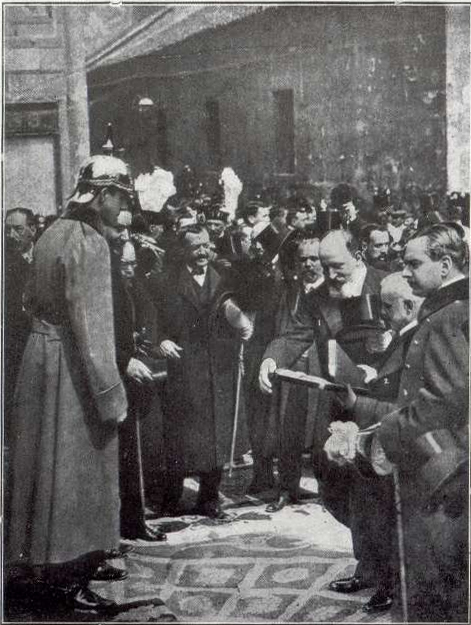 Martín Albert Silver, ofreciendo al Rey la piqueta con la que dar el primer golpe a la Casa del Cura