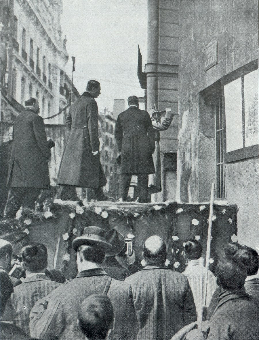 Alfonso XIII dando el primer piquetazo a la Casa del Cura en el acto de inauguración de las obras de la Gran Vía