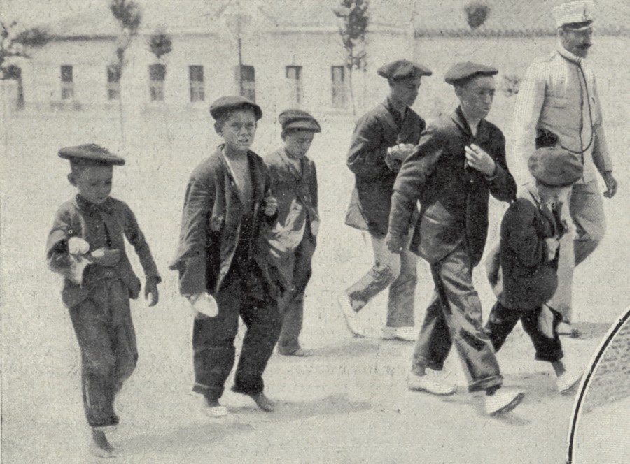 Conduccin de los golfillos recogidos en la calle al Asilo de Santa Cristina