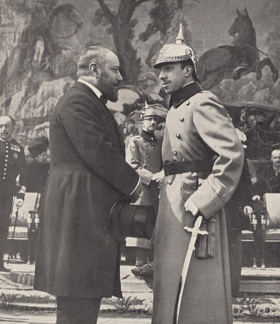 Alfonso XIII hablando con el alcalde de Madrid, Sr. Francos Rodríguez en el acto de inauguración de las obras
