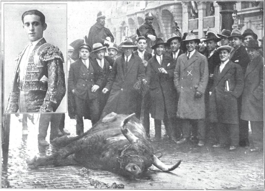 El torero Fortuna después de matar en la Gran Vía a un toro escapado 