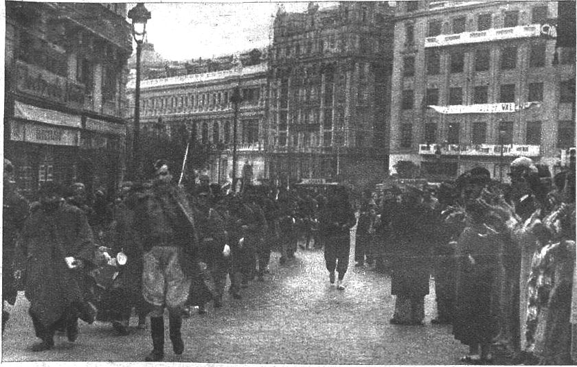 De Catalua y de Levante llegan a la capital columnas de bravos combatientes, que desfilan por las calles de la ciudad entre las aclamaciones y el entusiasmo de la poblacin civil