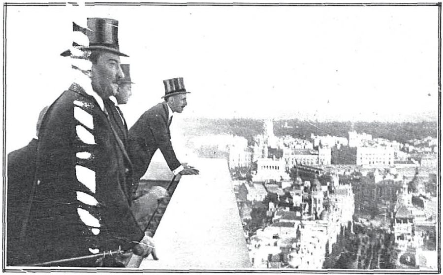 Inauguración del servicio telefónico con Norteamérica. El rey con el marqués de Urquijo, en la torre del edificio, contemplan Madrid a vista de pájaro