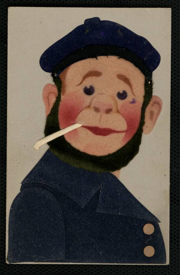 Mono fumando, vestido de marinero