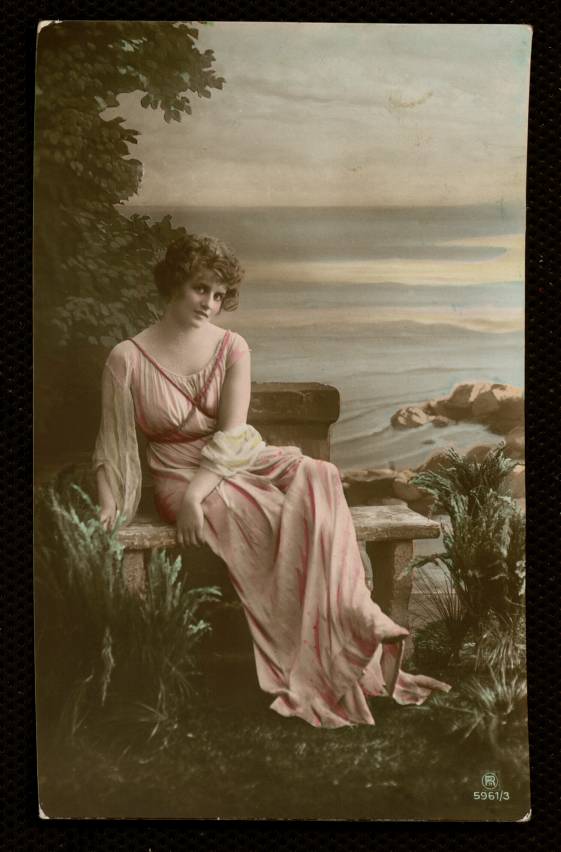 Figura femenina vestida a la romana