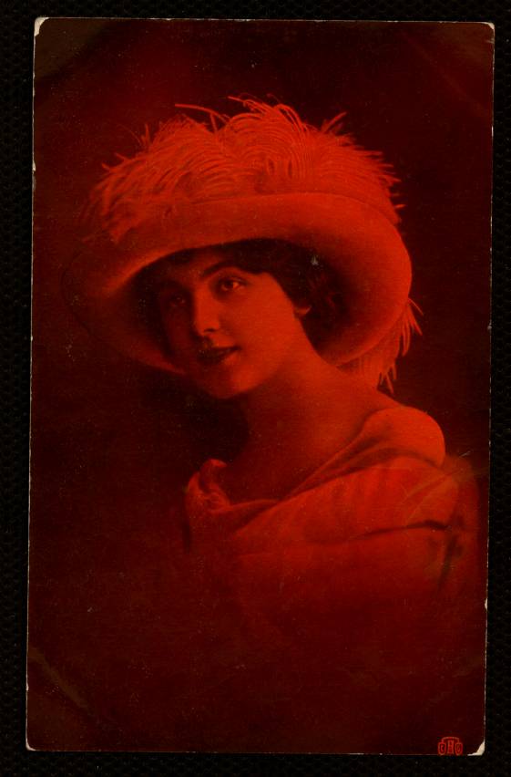 Figura femenina con sombrero de plumas