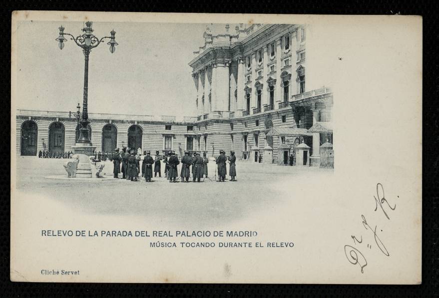 Relevo de la Parada del Real Palacio de Madrid. Música tocando durante el relevo