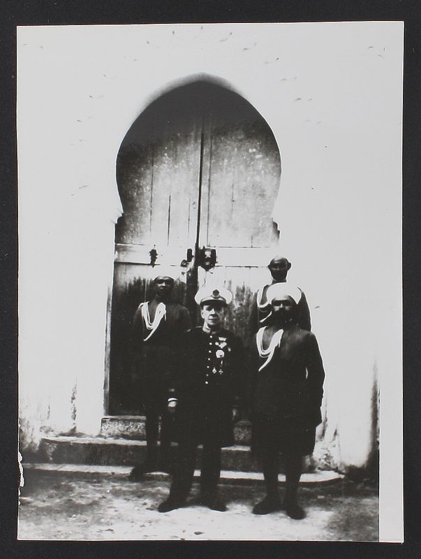 El maestro Ricardo Villa con el director de la Banda de Regulares del protectorado español de Marruecos en 1927