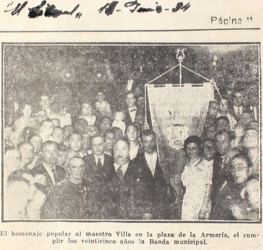 Homenaje popular al maestro Villa en la plaza de la Armería, al cumplir los veinticinco años la Banda Municipal