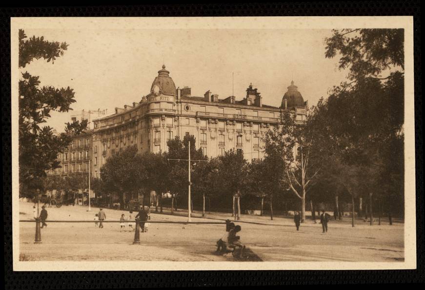Plaza de Cnovas y Hotel Ritz