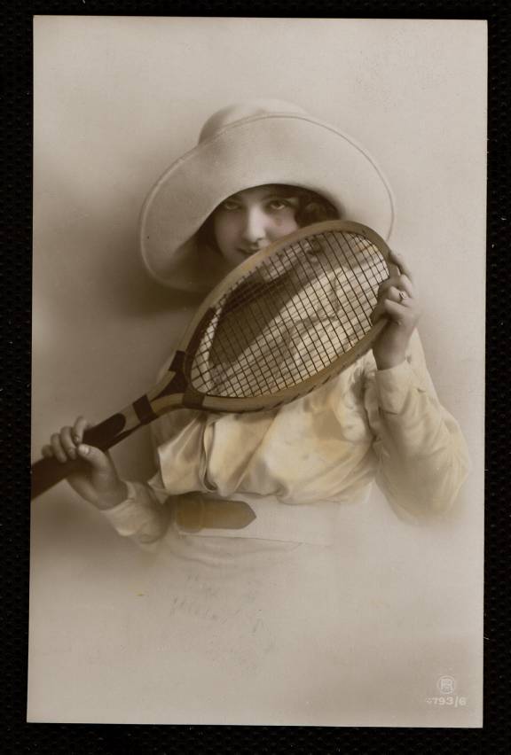 Mujer con raqueta de tenis