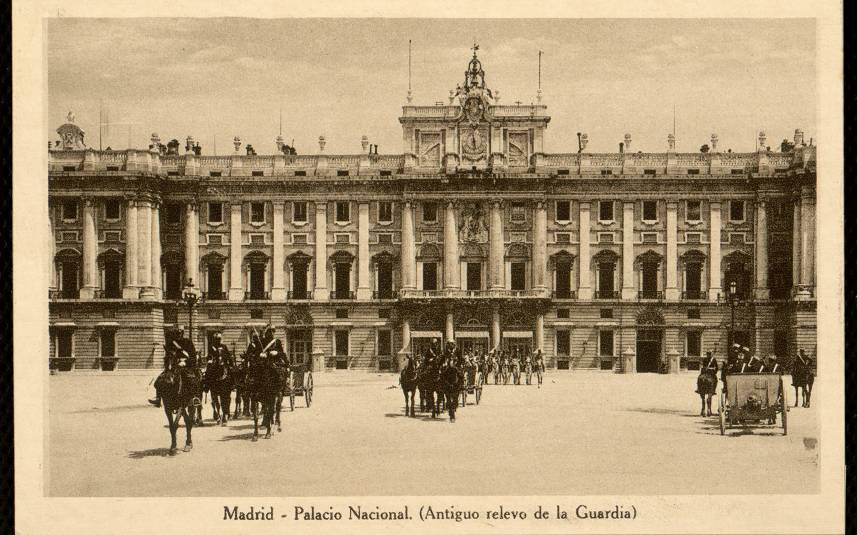 Madrid - Palacio Nacional. Antiguo relevo de la Guardia