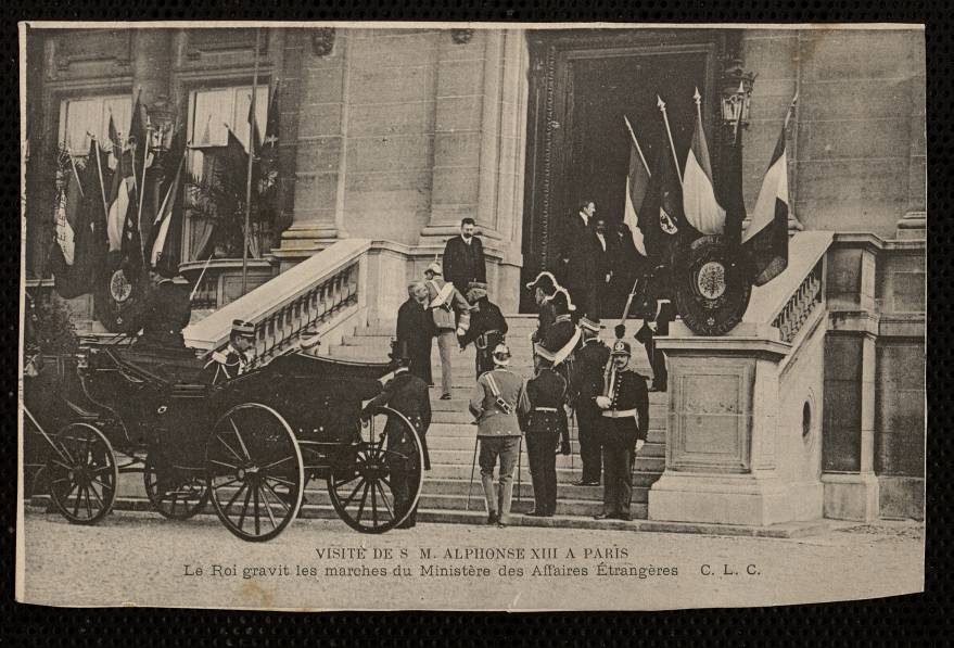 Visite de S. M. Alphonse XIII a Paris. Le roi gravit les marches du Ministere des Affaires Etrangeres