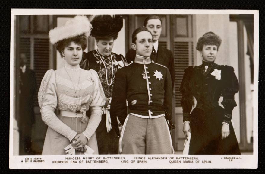 Alfonso XIII, reina madre y familia Battenberg