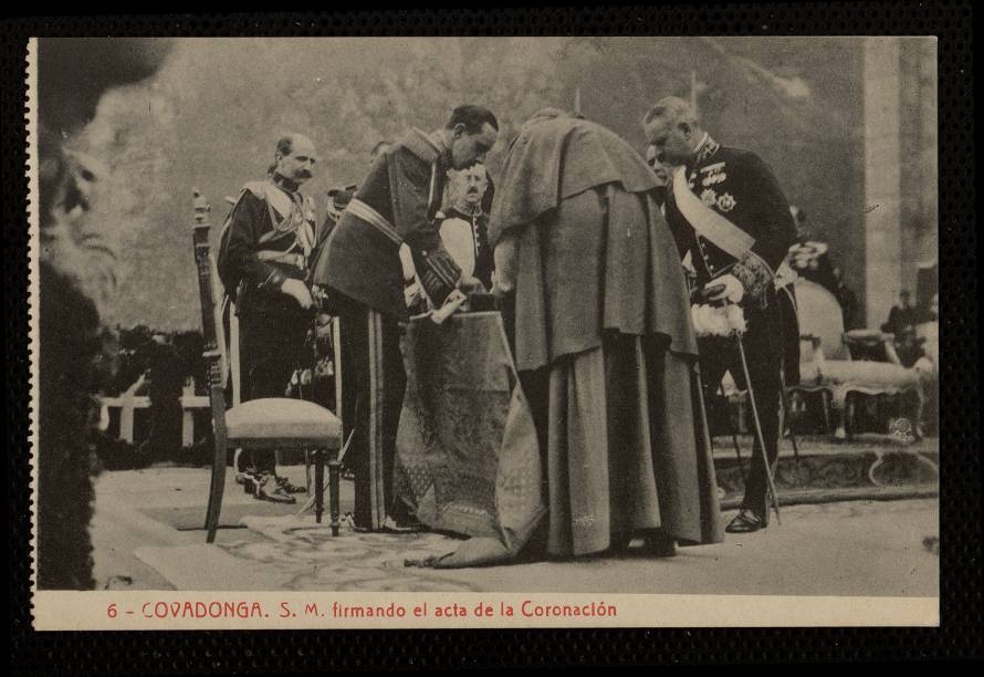 S. M. firmando el Acta de la Coronacin, en Covadonga