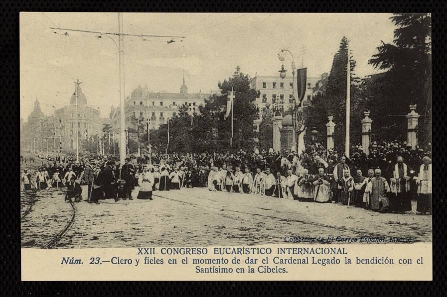 XXII Congreso Eucarstico. Clero y fieles en el momento de dar el Cardenal legado la bendicin con el Santsimo en la Cibeles