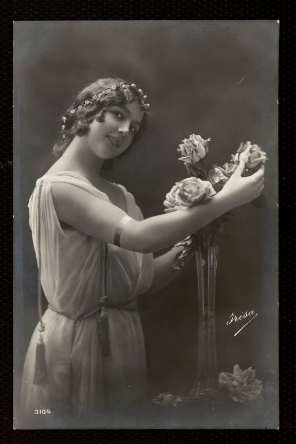 Figura femenina con jarrn con flores