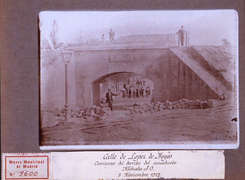 Derribo del acueducto de la calle López de Hoyos
