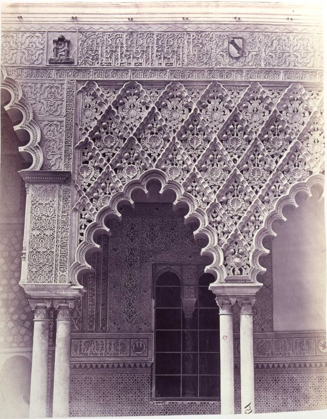 Detalle de una de las puertas del patio principal del Alcázar de Sevilla