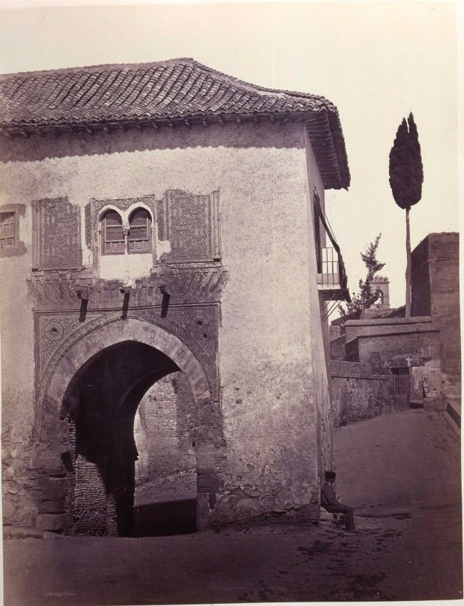 Costado interior de la Puerta del Vino (Granada)