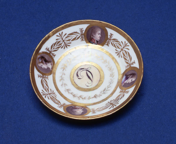 Plato con medallones con bustos de Infantes
