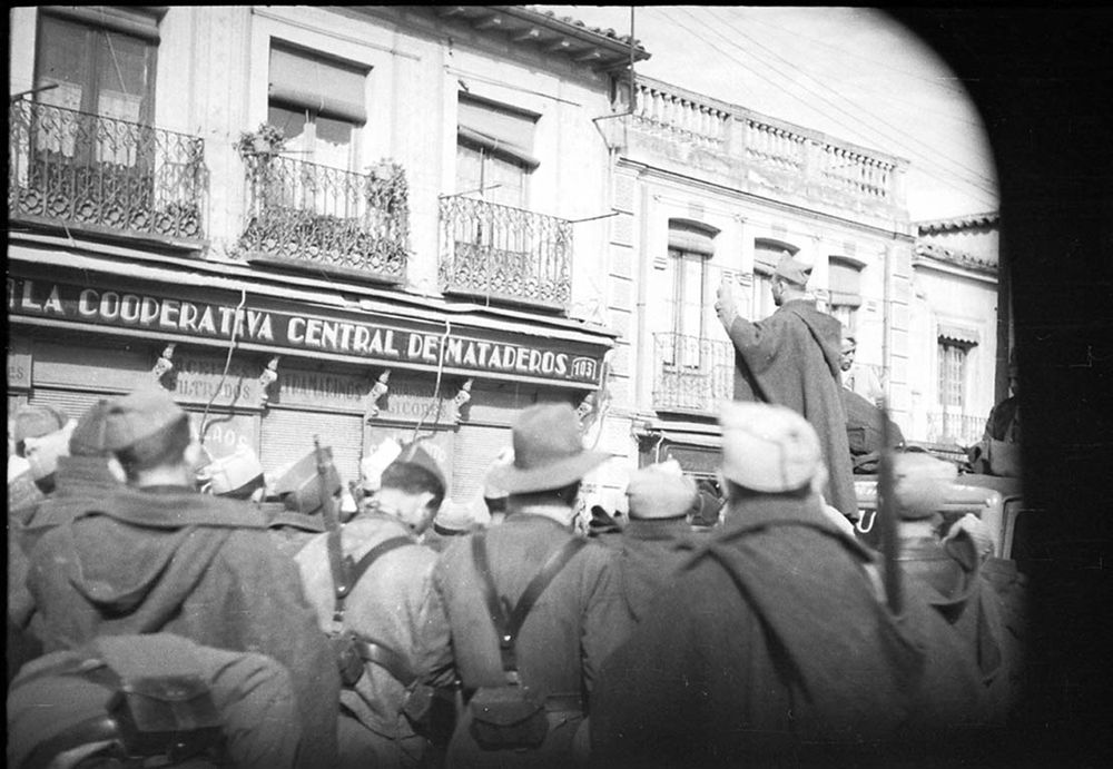 Coronel Mena arengando a las tropas republicanas