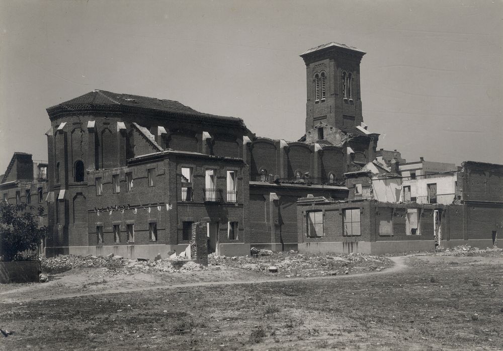 Iglesia de San Miguel Arcángel medio derruida tras la Guerra Civil