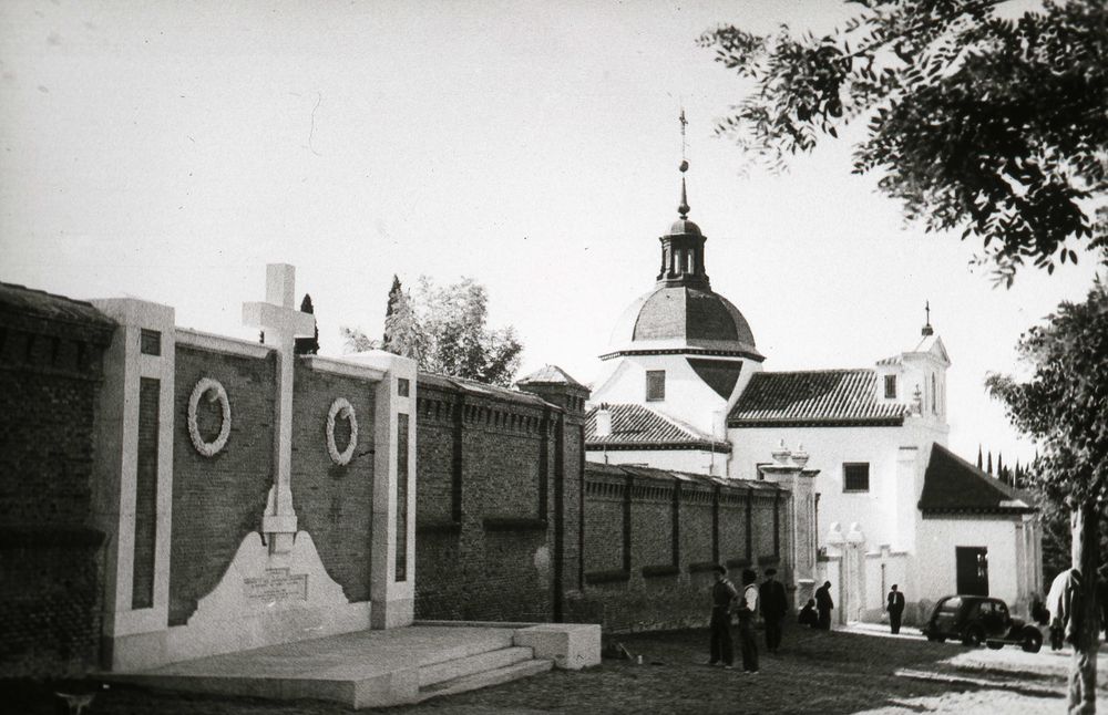 Monumento a los fusilados en la Sacramental de San Isidro