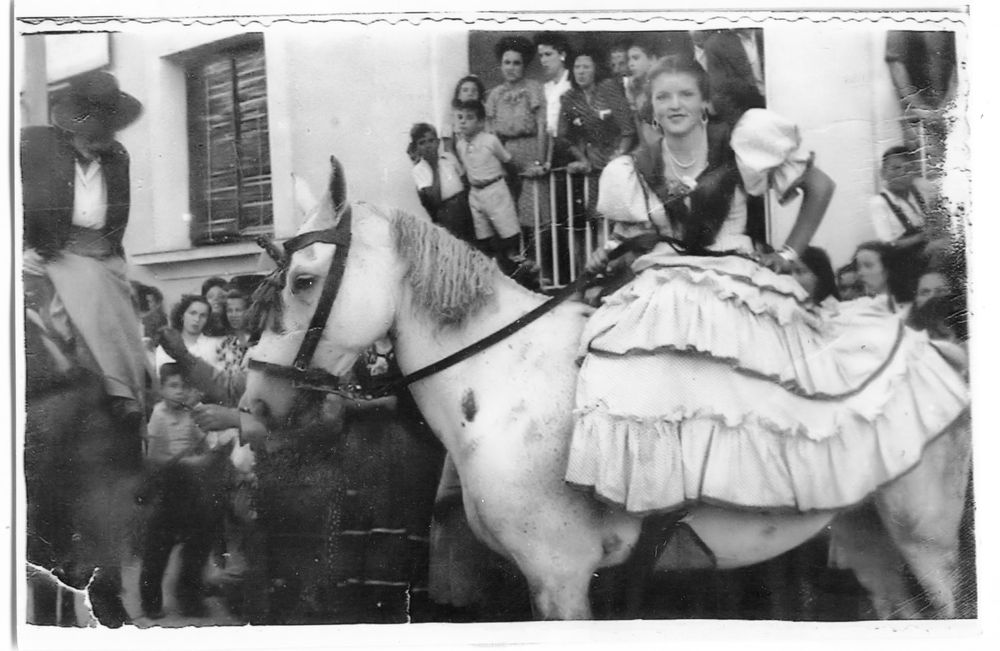 Mujer a caballo en la Romería de San Roque
