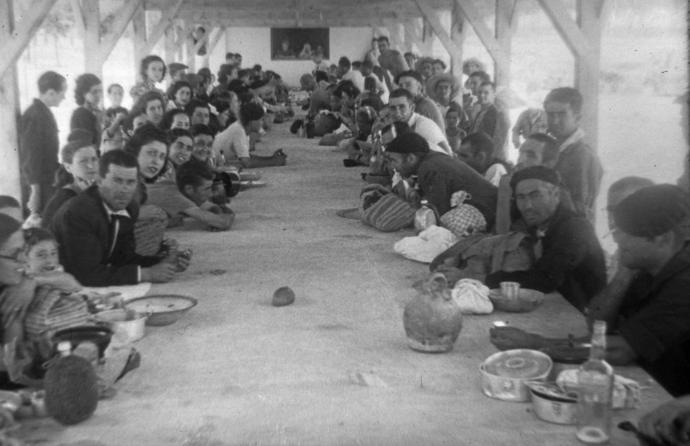 Presos con sus familias durante la construccin de la Crcel de Carabanchel