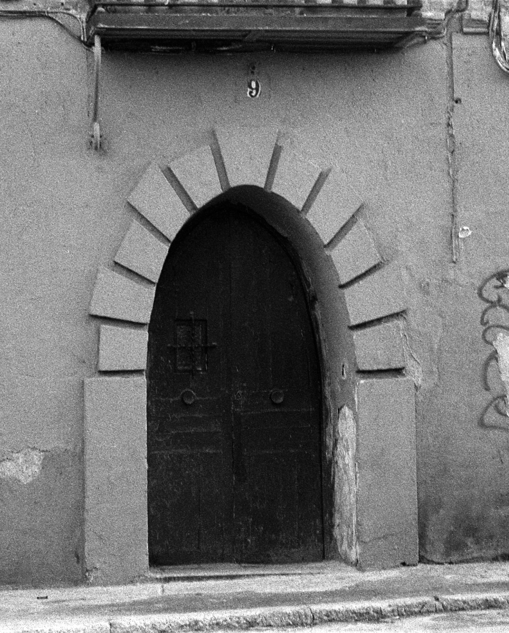 Puerta de la casa situada en la calle Eugenia de Montijo, 9