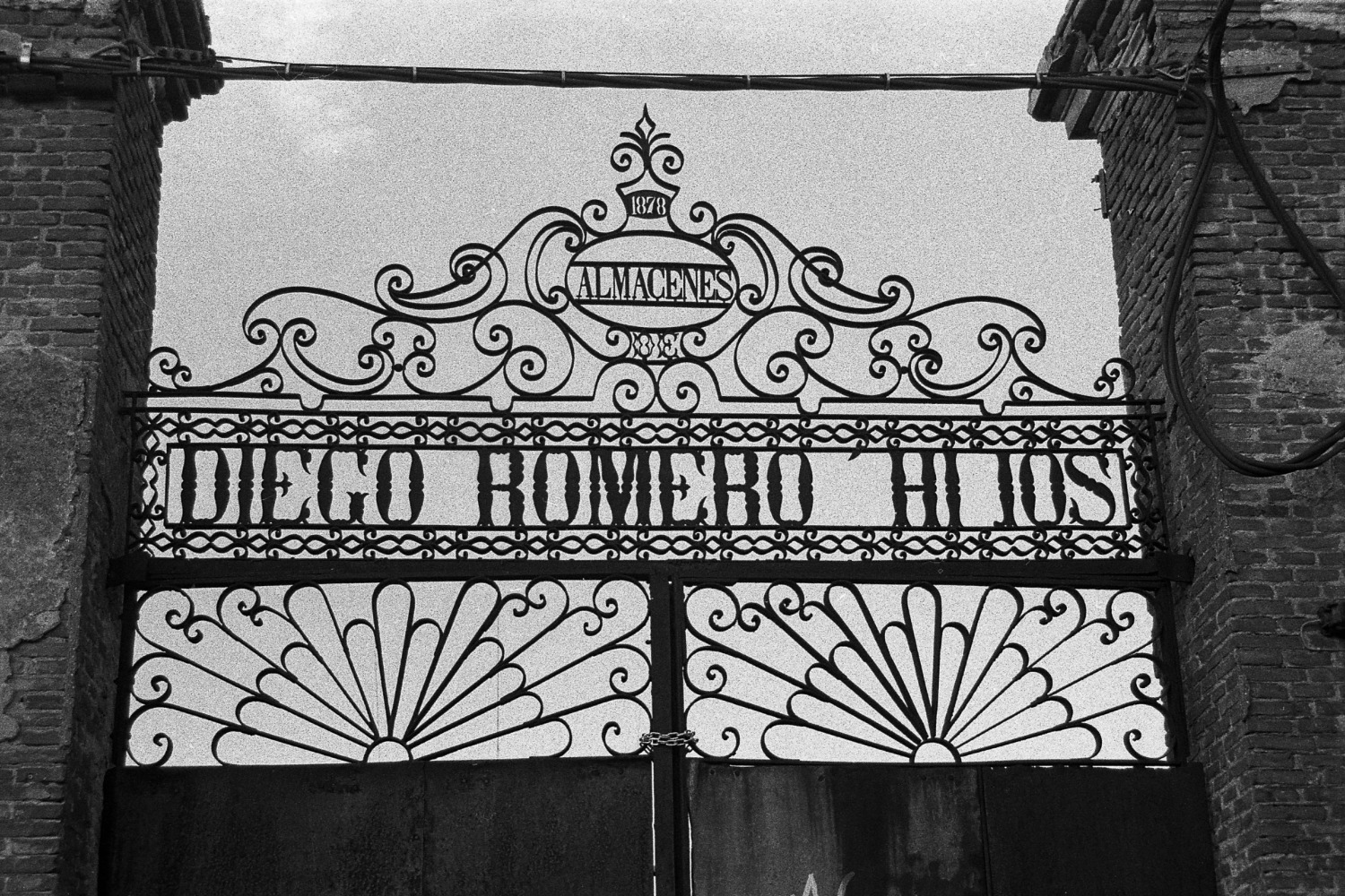 Puerta de los almacenes Diego Romero e hijos