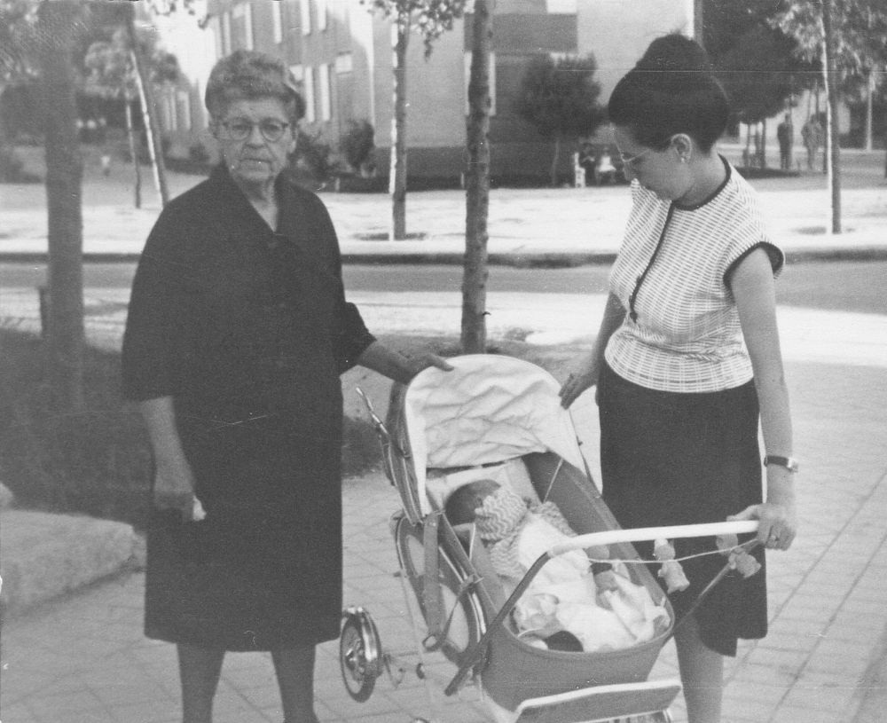 Familia Arroyo paseando con carrito de bebé