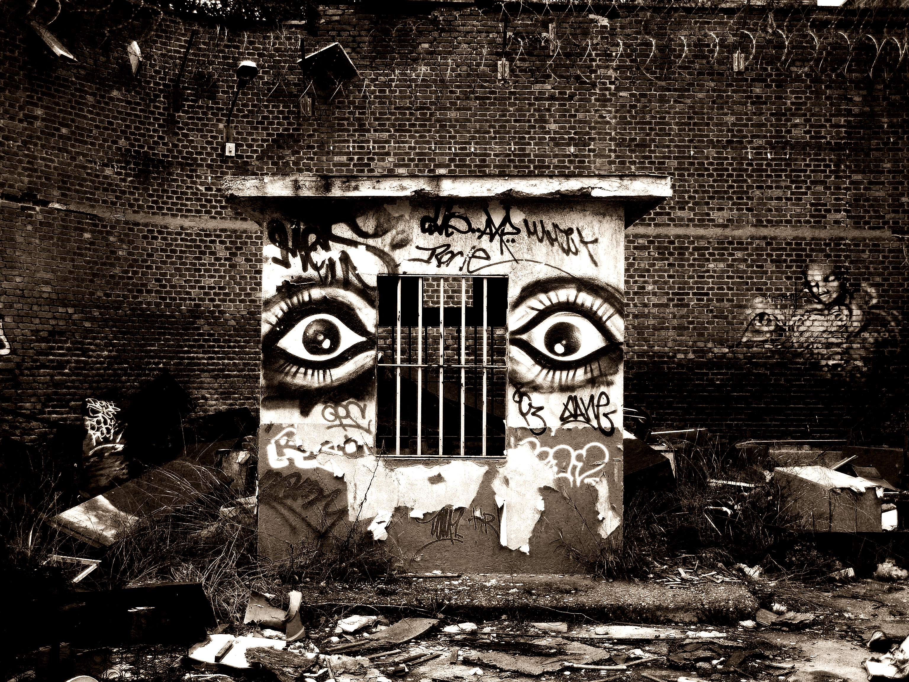 Puesto de vigilancia de la Crcel de Carabanchel cubierto con grafitis