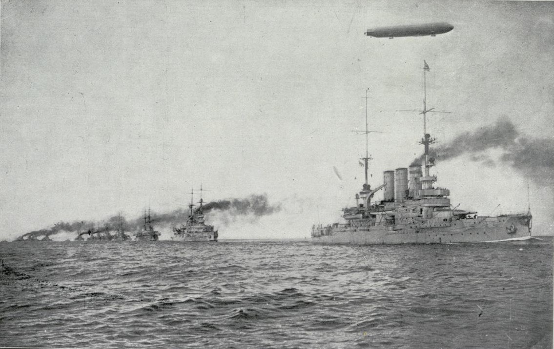 Escuadra alemana acompañada de un zeppelín en el Báltico