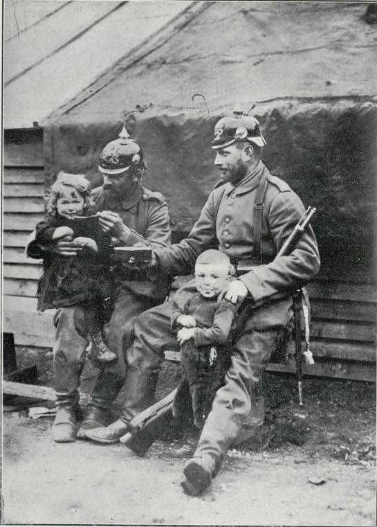 Soldados alemanes con unos nios belgas recogidos cerca de Amberes