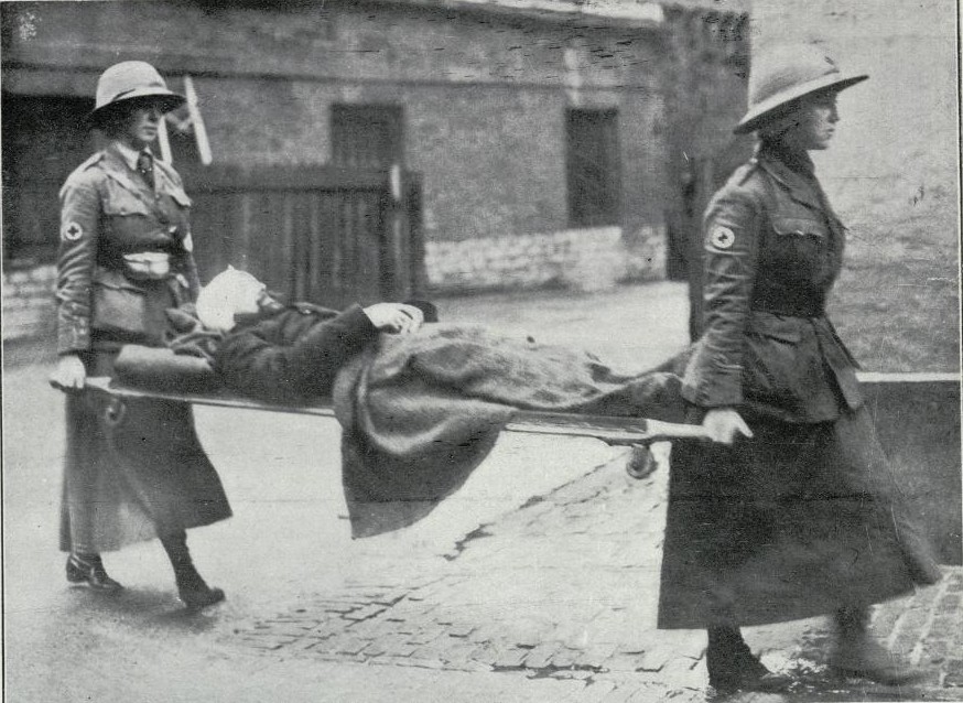 Mujeres agregadas al ejrcito ingls conduciendo a un herido belga al hospital