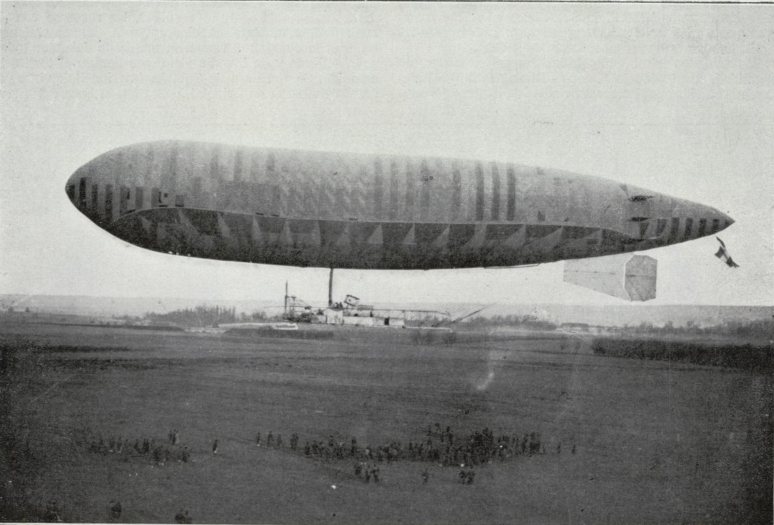 El dirigible francés Adjudant Vincenot saliendo de su hangar para bombardear posiciones enemigas