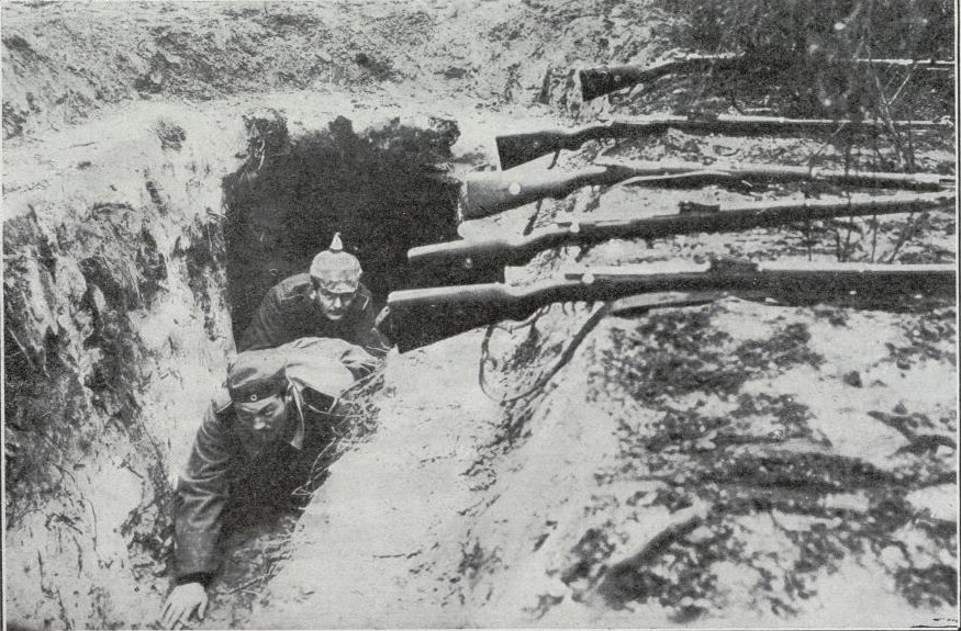 Soldados alemanes disponindose a ocupar su puesto en la trinchera cerca de Soissons